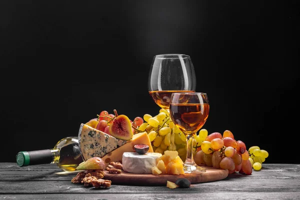 Víno Sýr Dřevěný Stůl — Stock fotografie