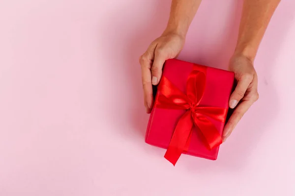 Mujer Sosteniendo Caja Regalo Sobre Fondo Color — Foto de Stock