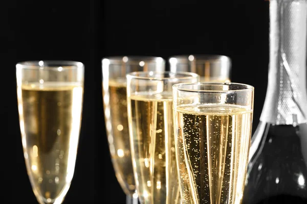 Close Van Glazen Champagne Met Fles — Stockfoto