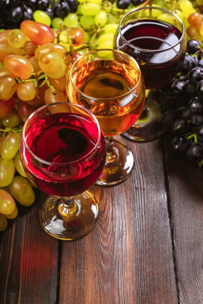 Vinho Com Ramos Uvas Brancas Uma Mesa Madeira — Fotografia de Stock