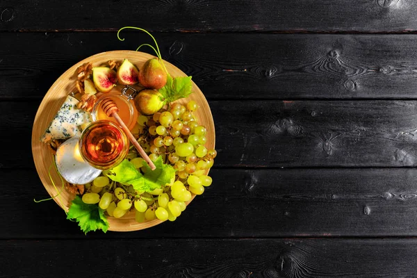 Vinho Com Ramos Uvas Brancas Uma Mesa Madeira — Fotografia de Stock