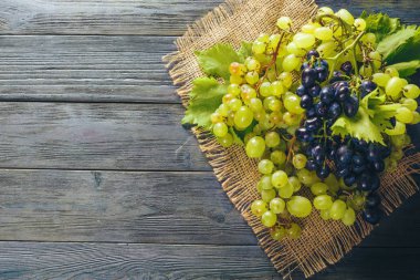 ahşap bir masa üzerinde üzüm kapat