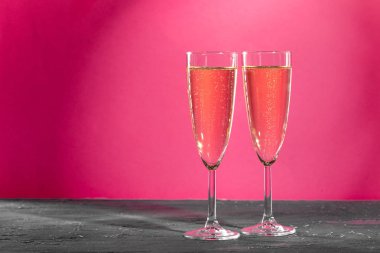 köpüklü şarap, iki bardak yakın çekim