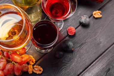 Ahşap masa üzerinde Üzüm dalları ile şarap