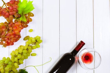 dallar ahşap bir masa üzerinde beyaz üzüm şarap