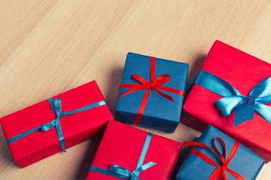 Noel hediye kutuları masaya yakın çekim