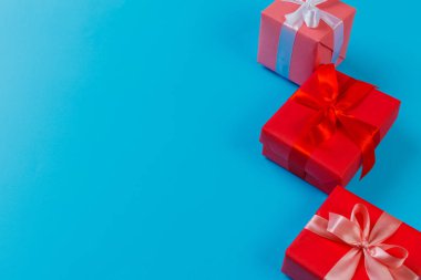 hediye kutuları renkli arka plan üzerinde Kapat