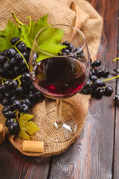 dallar ahşap bir masa üzerinde beyaz üzüm şarap