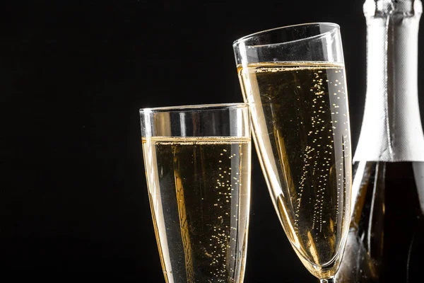 Primo Piano Occhiali Champagne Con Bottiglia — Foto Stock