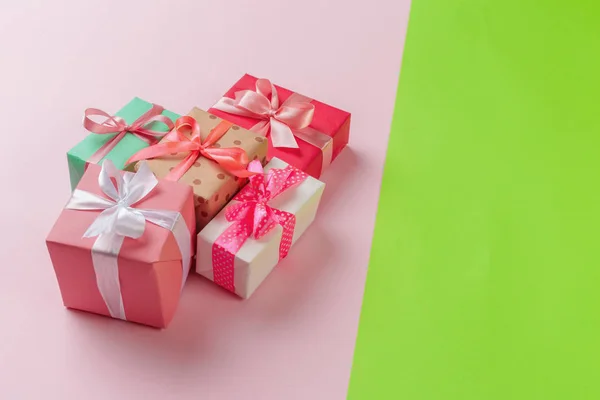 Gros Plan Des Boîtes Cadeaux Sur Fond Coloré — Photo