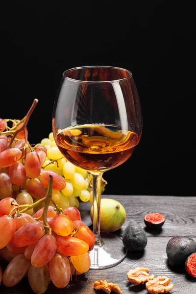 Close Vinho Uvas Fundo Madeira — Fotografia de Stock