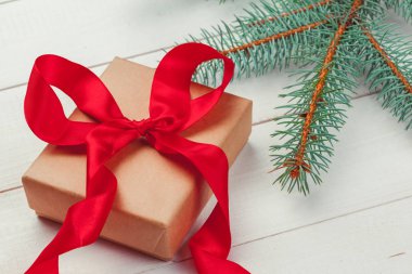 Noel hediye kutusu ve köknar ağacı dalı ahşap tablo