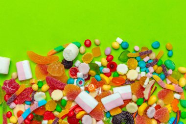 Renkli, yakın yeşil zemin üzerine şeker