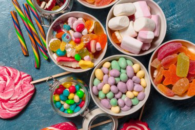 Renkli kaseler karışık şekerler, yakın çekim   