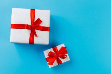 hediye kutuları renk arka plan üzerinde Kapat