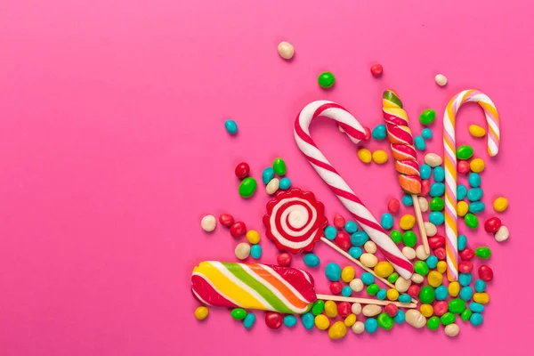 Pembe Bir Arka Plan Üzerinde Renkli Şekerler — Stok fotoğraf
