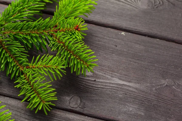 Ahşap Arka Plan Üzerinde Noel Çam Ağacı Dalları — Stok fotoğraf