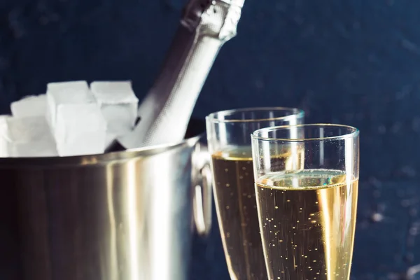 Champagne Fles Emmer Met Ijs Glazen Champagne — Stockfoto