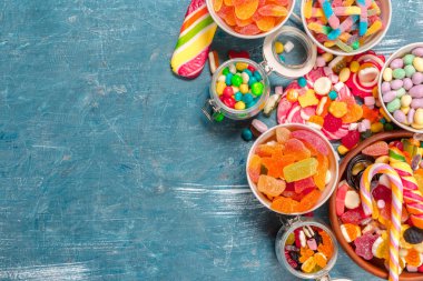 Renkli kaseler karışık şekerler, yakın çekim 