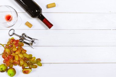 şarap ve üzüm ahşap arka plan üzerinde Kapat