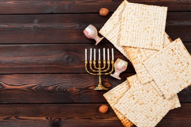 Yahudi Bayramı Fısıh şarap ile banner tasarımı, ahşap arka plan üzerinde Hamursuz ekmek.