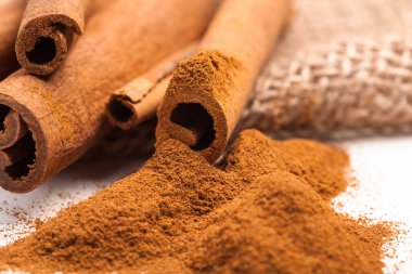 Tarçın çubukları beyaz arkaplanda izole