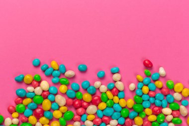 Pembe bir arka plan üzerinde renkli lolipop