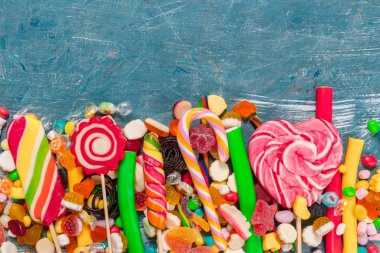 mavi zemin üzerine karışık renkli şekerler, yakın çekim 