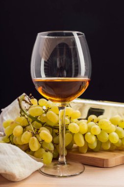 şarap ve üzüm ahşap arka plan üzerinde Kapat