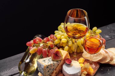 Şarap ve peynir koyu ahşap tablo