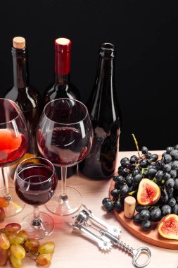 şarap ve üzüm ahşap arka plan üzerinde Kapat