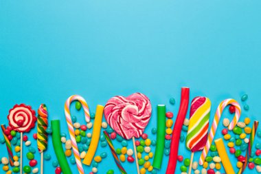 mavi arka plan üzerinde renkli şekerler, yakın çekim