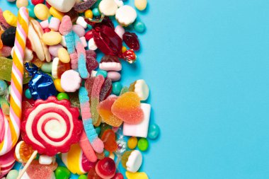 mavi arka plan üzerinde renkli şekerler, yakın çekim