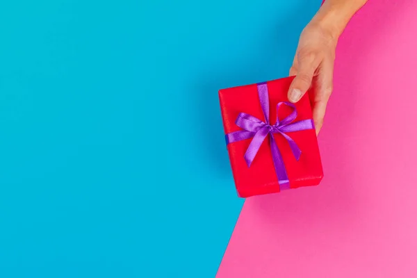 Mujer Sosteniendo Caja Regalo Sobre Fondo Color —  Fotos de Stock