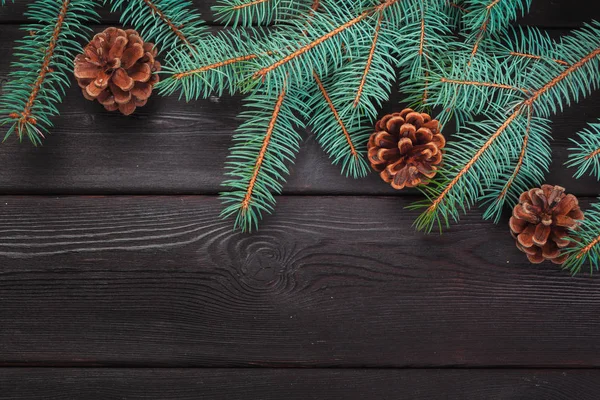 Juldekoration Med Fir Tree Och Tall Kottar Wooden Bakgrund — Stockfoto