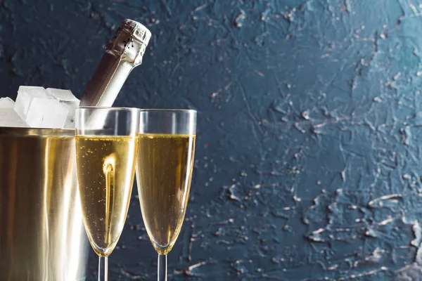 Bottiglia Champagne Secchio Con Ghiaccio Bicchieri Champagne — Foto Stock