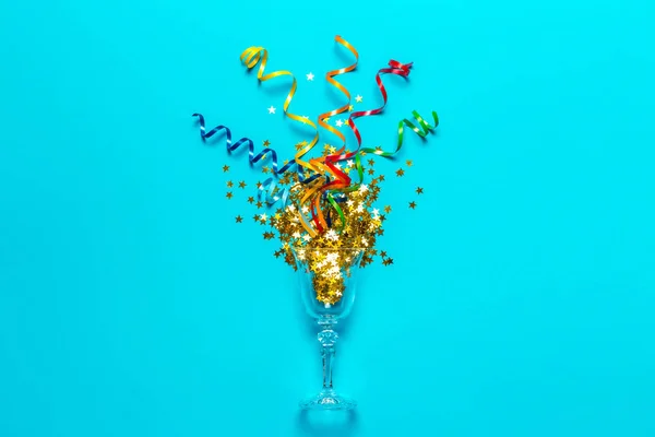 Plat Leggen Van Viering Concept Champagne Glazen Met Kleurrijke Partij — Stockfoto