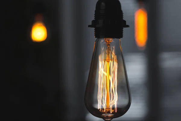 Klassiska Edison Glödlampan Mörk Bakgrund Med Plats För Text — Stockfoto