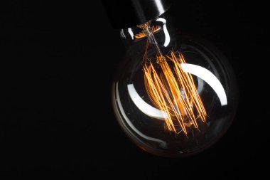 Metin için yer ile koyu arka plan üzerinde klasik Edison ampul.