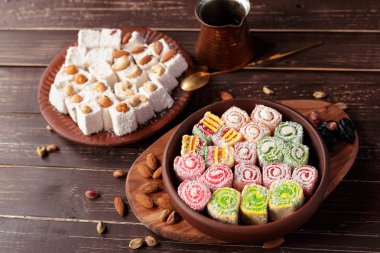 Türk lokumu ahşap bir masa üzerinde yakın çekim.