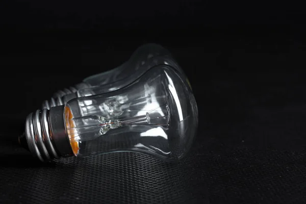 暗い背景にエジソン電球のクローズ アップ — ストック写真