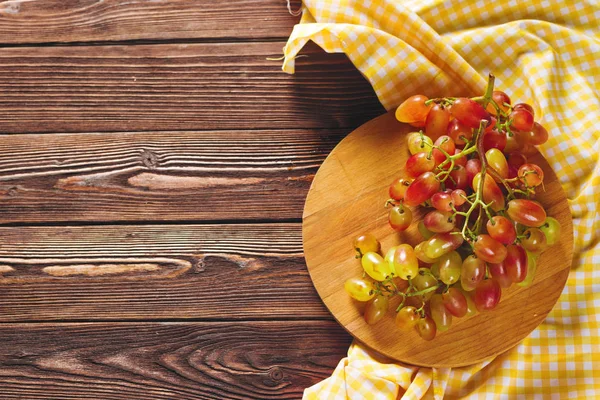 Winogrona Drewnianym Stole Zdrowe Jedzenie — Zdjęcie stockowe