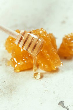 masanın üzerine tatlı bal yakın çekim