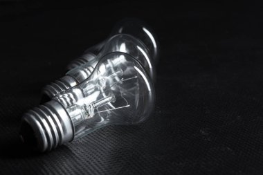 Edison ampul koyu arka plan üzerinde Kapat.