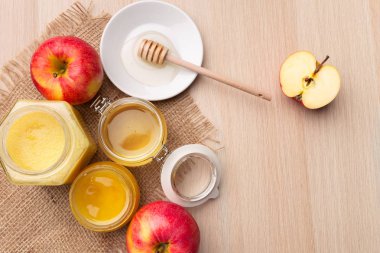 Yahudi tatil tatlım ve elma ahşap masa üzerinde Rosh Hashanah arka plan.