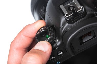 Fotoğraf makinesi beyaz arkaplanda izole edilmiş.