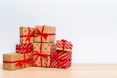 Noel hediye kutuları masaya yakın çekim