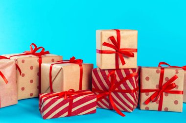 Noel hediye kutuları masaya yakın çekim