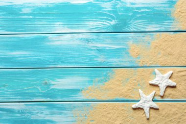 Yaz saati kavramı mavi ahşap zemin üzerine deniz kabukları ile 