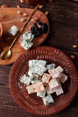 Türk lokumu ahşap bir masa üzerinde yakın çekim.